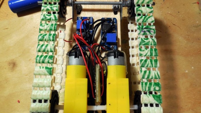 Com fer un cotxe amb ràdio controlat sobre eruga