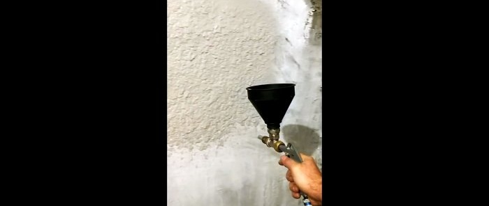 Pulvériser du plâtre sur le mur à l'aide d'un pistolet fait maison