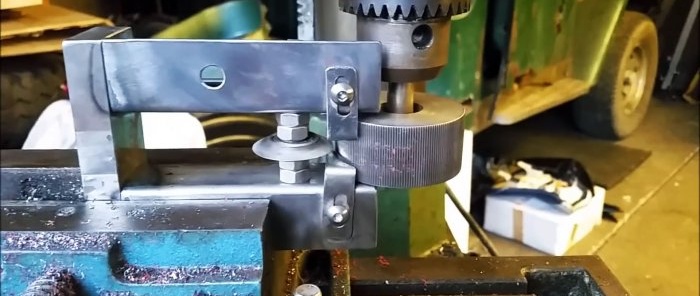 El proceso de hacer un decapante en una perforadora.
