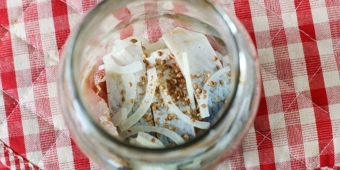 Place the herring in a jar with onions and spices