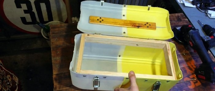 en låda gjord av burkar är faktiskt ganska hållbar