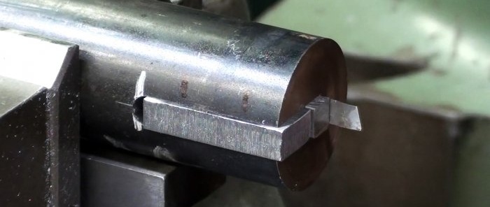 The groove is closed with an insert