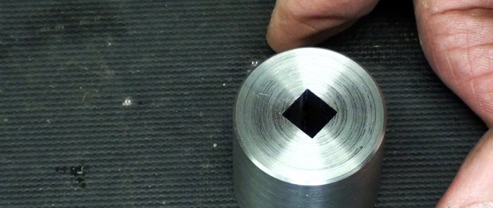 Cum să faci o gaură pătrată într-o bucată de oțel
