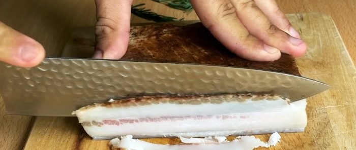 Lardo od svinjske masti narežite na tanke prozirne ploške