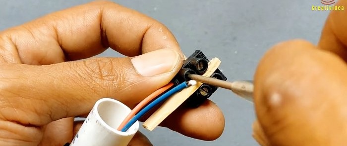 Ang mga gilid ng mga wire ay kailangang i-clamp sa bloke