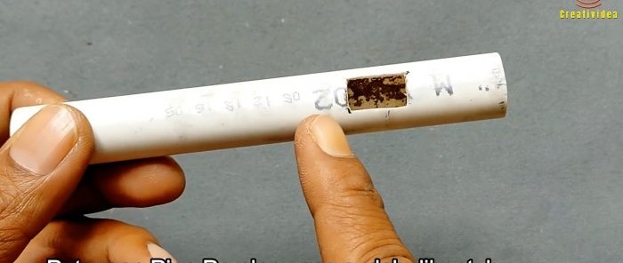 um buraco é feito em um pedaço de tubo de plástico para o interruptor
