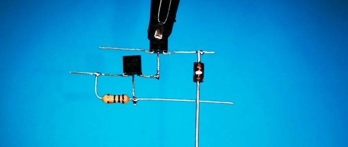 Souder la photodiode entre la base et le collecteur des transistors