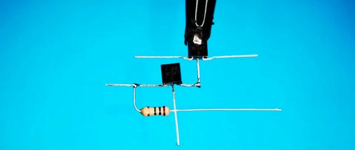 Lod en modstand mellem transistorens kollektor og basis
