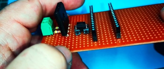 Nous installons un optocoupleur et des résistances dans le circuit du détecteur zéro