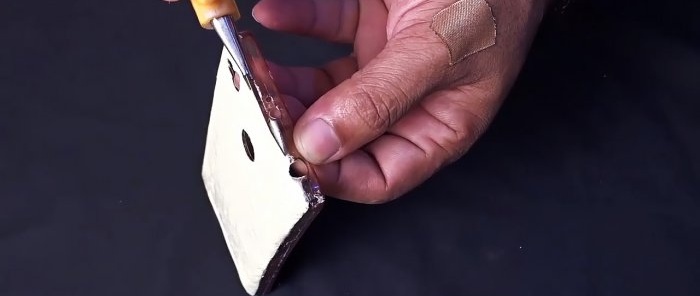 use uma faca para cortar o excesso de flacidez ao redor do perímetro