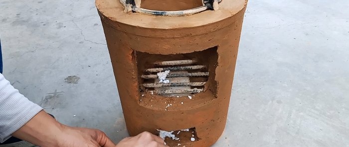 Após a secagem da solução, o balde de plástico é cortado e o fogão retirado