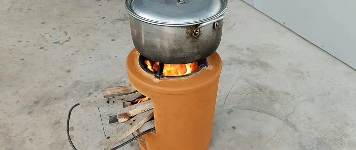 Necesitas hacer un estante con un trozo de refuerzo y alambre para sostener la leña apilada.