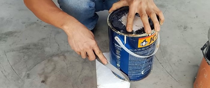 Ia perlu memotong blok dan pelapik dari plastik buih