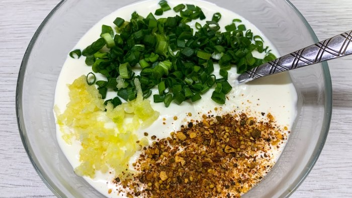 Bir tavada ekşi krema soslu parçalar halinde haşlanmış Pollock - sosu hazırlayalım