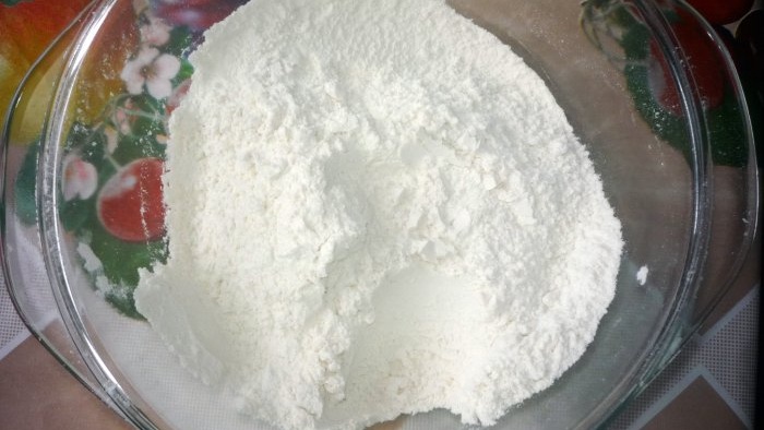 Mescolare bene la farina, il bicarbonato e il sale