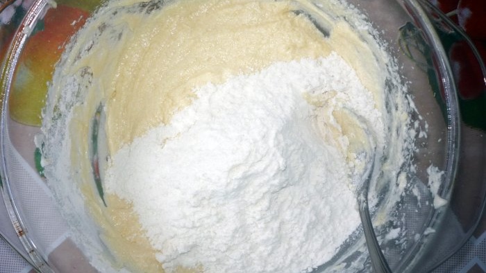 Turnați amestecul de făină, sifon și sare pregătit anterior în amestecul bătut de zahăr și ouă