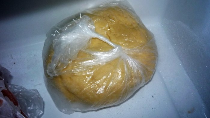 Placez la pâte dans un sac en plastique et mettez-la au congélateur pendant 15 minutes jusqu'à ce que le beurre durcisse et cesse de couler.