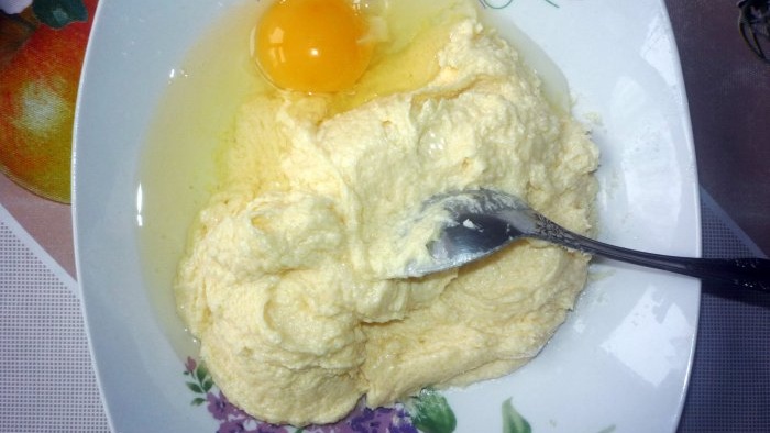 Pamazām pievienojiet olas cukuram un sviestam.