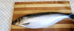 Cara yang sukar untuk memotong herring menjadi fillet tanpa tulang dengan cepat
