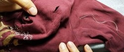 Como costurar um buraco na roupa de maneira silenciosa e precisa