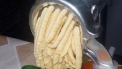Biscotti di pasta frolla “Attraverso un tritacarne”