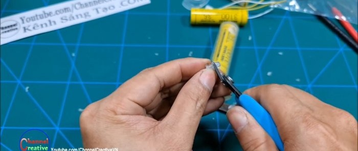Un poussoir est réalisé à partir du nez de la seringue