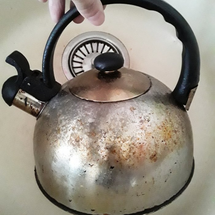 Life hack cleaning product Shine for ovens and gas stoves will clean even the oldest kettle