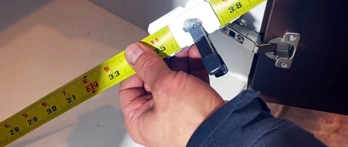 Cara membuat penyepit pakaian pada pita pengukur untuk ukuran sudut yang tepat