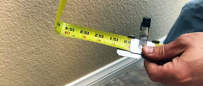 Когато измервате с рулетка в ъгъл, трябва да поставите щипка върху лентата