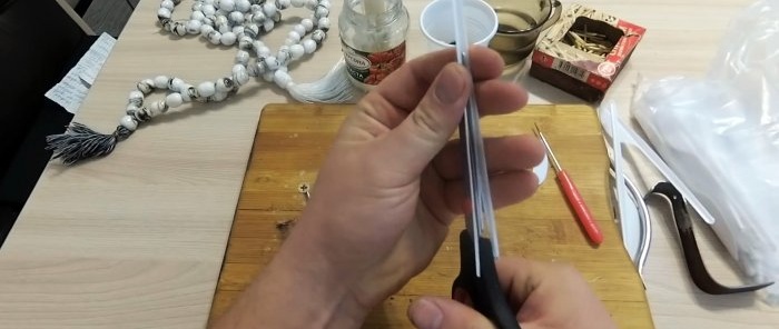 Кашике, виљушке и ножеве за једнократну употребу потребно је исећи маказама на дугачке траке