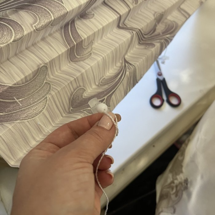 Cara membuat tirai dari kertas dinding dengan tangan anda sendiri