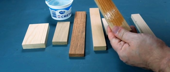 Applicare l'olio sul legno con un panno in 2 strati.