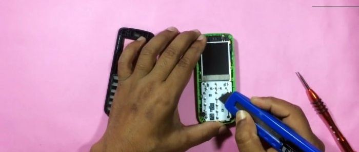 Hvordan lage et sikkerhetssystem med en bevegelsessensor fra en gammel mobiltelefon