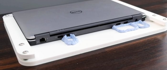 Jak vyrobit dokovací stanici pro notebook bez neustálého připojování hromady drátů