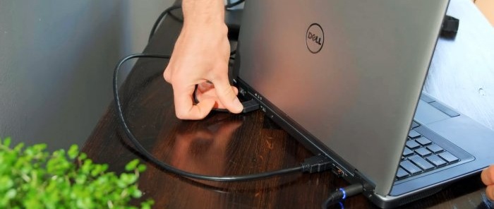 Cum să faci o stație de andocare pentru un laptop fără a conecta constant o grămadă de fire