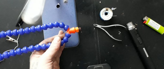 Cum să asamblați ieftin un suport pentru a treia mână cu o lupă, lumină și ventilator