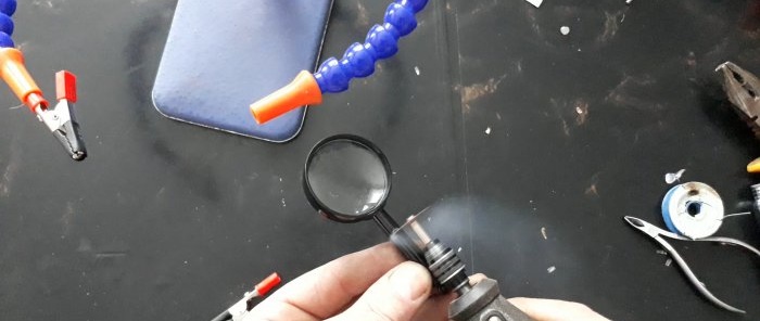 Как да сглобите евтино държач за трета ръка с лупа, светлина и вентилатор