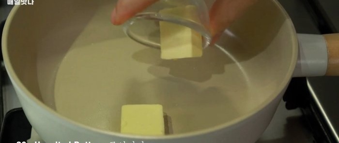 Kaip pasigaminti traškiausias bulvytes su tirštu sūrio padažu