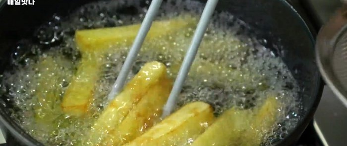 Jak zrobić najbardziej chrupiące frytki z gęstym sosem serowym