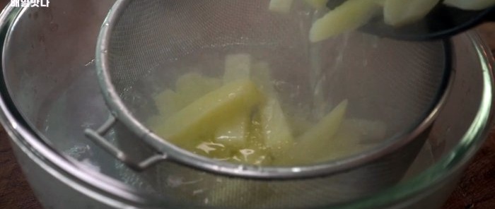 Com fer les patates fregides més cruixents amb salsa de formatge espessa