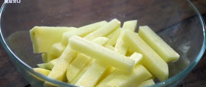 Hvordan lage de sprøste pommes frites med tykk ostesaus