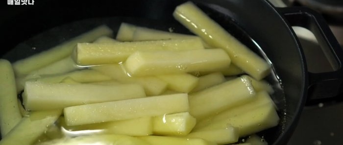 Com fer les patates fregides més cruixents amb salsa de formatge espessa