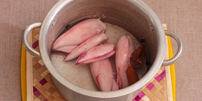 Come cucinare correttamente i calamari in modo che siano morbidi