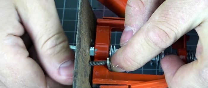 Hvordan bruke en ødelagt fugepistol til å lage en jekk for møbler til hjemmet og mer
