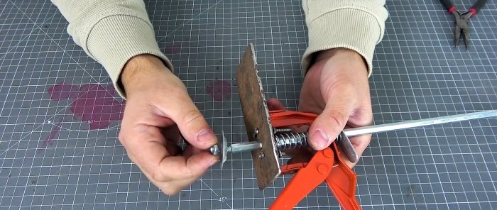 How to use a broken caulking gun to make a jack for home furniture and more