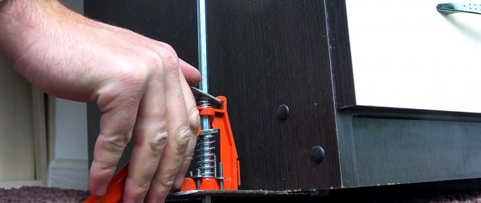 Hoe je een kapot kitpistool gebruikt om een ​​krik te maken voor meubelen en meer