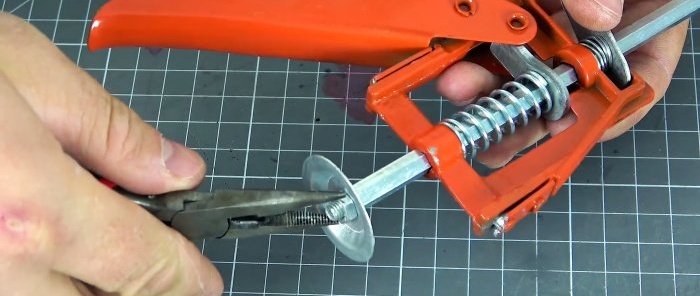 Comment utiliser un pistolet à calfeutrer cassé pour fabriquer un cric pour les meubles de maison et plus encore
