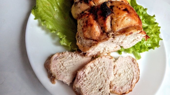 Il pastrami di petto di pollo è un sostituto salutare della salsiccia acquistata in negozio in un'ora di cottura attiva.