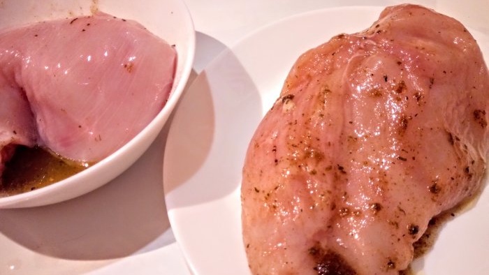 Le pastrami de poitrine de poulet est un substitut sain aux saucisses du commerce dans une heure de cuisson active.