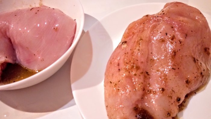 Il pastrami di petto di pollo è un sostituto salutare della salsiccia acquistata in negozio in un'ora di cottura attiva.